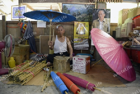 Ein Bild das Koenig Bhumibol auf eineer Papier Schirm Fabrik in Chiang Mai im norden von Thailand in Suedostasien.