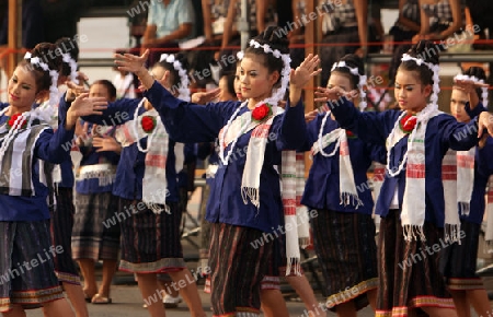 Eine traditionelle Tanz Gruppe zeigt sich an der Festparade beim Bun Bang Fai oder Rocket Festival in Yasothon im Isan im Nordosten von Thailand. 