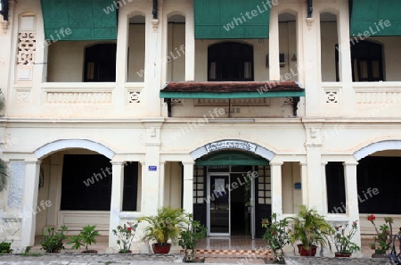 Ein kolloniales Haus in der Stadt Savannahet in zentral Laos an der Grenze zu Thailand in Suedostasien.