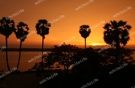 Die Landschaft des Grenzfluss Mekong River in Stadt Tha Khaek in zentral Laos an der Grenze zu Thailand in Suedostasien.