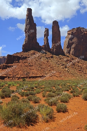 the three sisters in der Abendsonne, Monument Valley, Arizona, USA