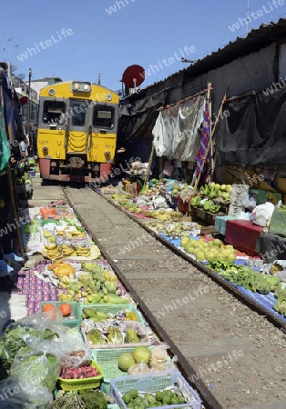 Der Maeklong Railway Markt beim Maeklong Bahnhof  suedwestlich der Stadt Bangkok in Thailand in Suedostasien.