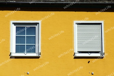 Fenster in gelber Fassade