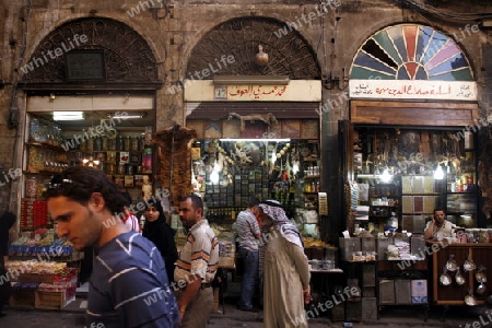 Eine Gasse mit Geschaeften im Souq in der Altstadt der Syrischen Hauptstadt Damaskus