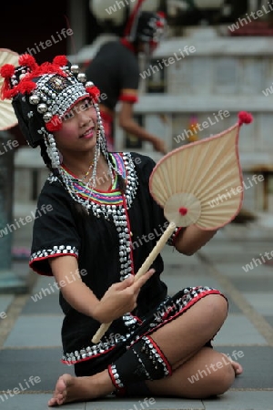 Traditionelle Taenzerinnen tanzen beim Wat Phra That Doi Suthep Tempel in Chiang Mai im Norden von Thailand. 