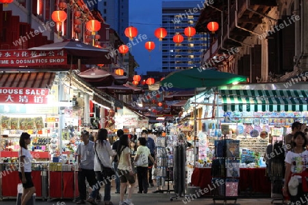 Asien, Suedostasien, Singapur, China Town, 
Eine Gasse mit Markt im China Town von Singapur in Suedost Asien. 