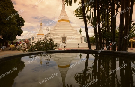 Der Tempel Wat Phra That Doi Kong Mu ueber dem Dorf Mae Hong Son im norden von Thailand in Suedostasien.