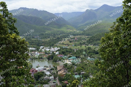 Die Aussicht vom Berg Tempel Wat Phra That Doi Kong Mu auf das Dorf Mae Hong Son im norden von Thailand in Suedostasien.