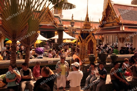 Die Tempelanlage des Wat Phra Kaew in Banglamphu in Bangkok der Hauptstadt von Thailand in Suedostasien.  