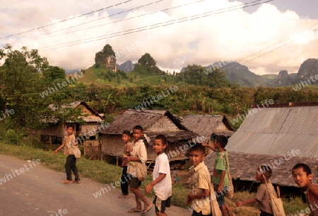 Menschen in der Landschaft in der Bergregion beim Dorf Kasi an der Nationalstrasse 13 zwischen Vang Vieng und Luang Prabang in Zentrallaos von Laos in Suedostasien.  