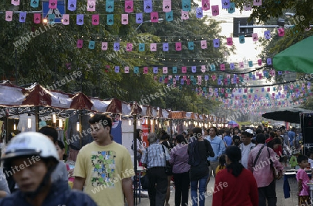 Der Markt bei einem Fest beim Santichaiprakan Park am Mae Nam Chao Phraya in der Hauptstadt Bangkok von Thailand in Suedostasien.