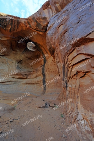 Big Hogan Arch, Monument Valley, Arizona, USA