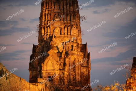 Der Wat Ratburana Tempel in der Tempelstadt Ayutthaya noerdlich von Bangkok in Thailand. 