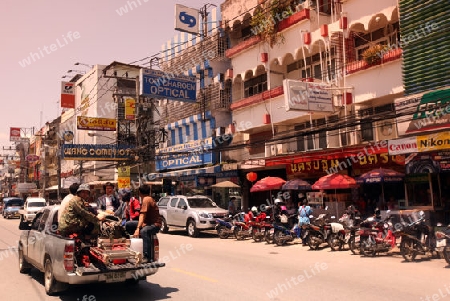 Die Phanhonyothin Strasse im Zentrum von Chiang Rai in der Provinz chiang Rai im Norden von Thailand in Suedostasien.