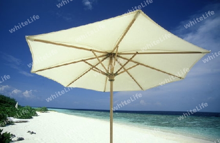 
Der Traumstrand mit Palmen und weissem Sand an der Insel Velavaru im Southmale Atoll auf den Inseln der Malediven im Indischen Ozean.   