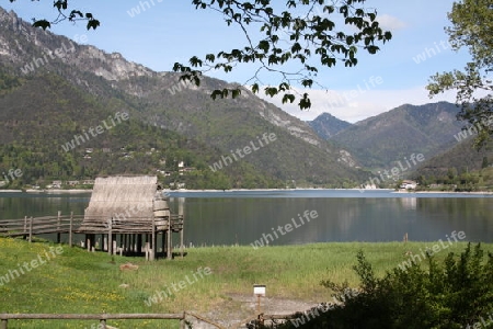 Pfahlbauten am Ledrosee