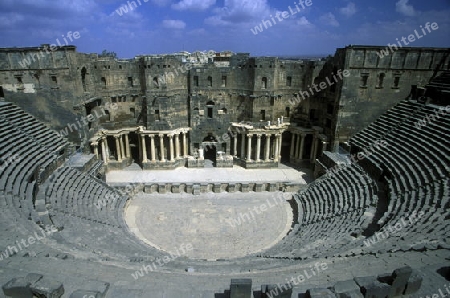 Die Zitadelle mit dem Theater  in der Altstadt von Bosra im Sueden von Syrien im Mittleren Osten in Arabien.