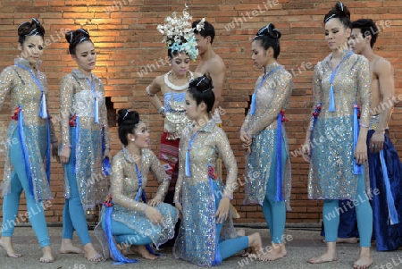 Traditionelle Taenzer an einem Abend vor der alten Stadtmauer am  Pratu Tha Phae Platz in Chiang Mai im norden von Thailand in Suedostasien.