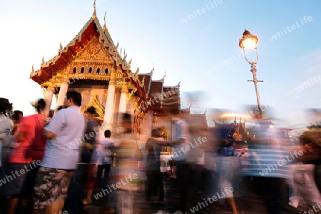 Die Tempelanlage des Wat Benchamabophit bei einer Religioesen Zeremonie in Bangkok der Hauptstadt von Thailand in Suedostasien.