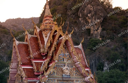 Ein Tempel in der Felsen Landschaft des Khao Sam Roi Yot Nationalpark am Golf von Thailand im Suedwesten von Thailand in Suedostasien. 