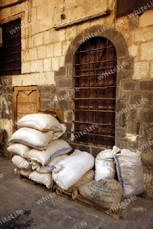 Eine Gasse mit Geschaeften im Souq in der Altstadt der Syrischen Hauptstadt Damaskus