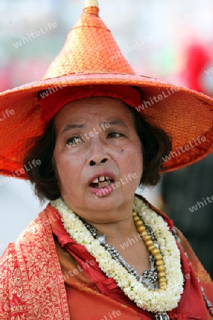 Eine traditionelle Tanz Gruppe zeigt sich an der Festparade beim Bun Bang Fai oder Rocket Festival in Yasothon im Isan im Nordosten von Thailand. 