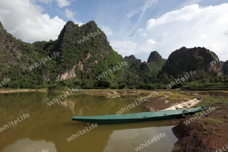 Die Huegellandschaft an der Landstrasse 12 zwischen der Stadt Tha Khaek und dem Dorf Mahaxai Mai in zentral Laos an der Grenze zu Thailand in Suedostasien.