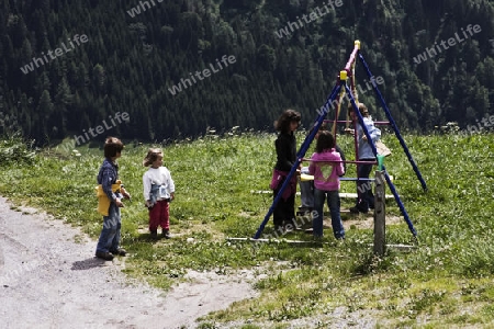 Kinder bei der Schaukel