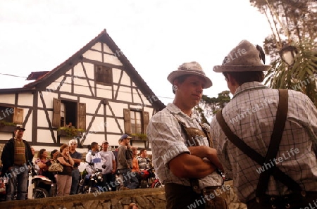 Amerika, Suedamerika, Venezuela, Deutsche Kolonie, Colonia Tovar, Bergdorf,  Das traditionelle Patronsfest des Heiligen Martin am Martinstag 11.November 2008 mit Deutschen Folkstaenzen und Deutschen Trachten im Bergdorf Colonia Tovar der ehemaligen