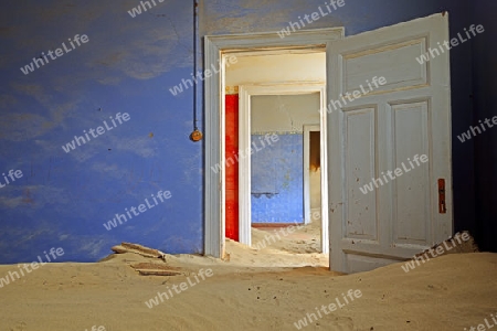 von D?nen und W?stensand eingenommene Wohngebaeude, Arbeitsgebaeude in der ehemaligen Diamantenstadt Kolmanskuppe, Kolmanskop, heute eine Geisterstadt bei L?deritz, Namibia , Afrika