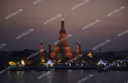 Die Tempelanlage des Wat Arun am Mae Nam Chao Phraya River in der Hauptstadt Bangkok von Thailand in Suedostasien.