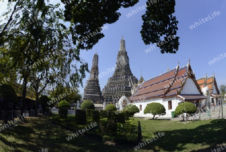 Die Tempelanlage des Wat Arun am Mae Nam Chao Phraya River in der Hauptstadt Bangkok von Thailand in Suedostasien.