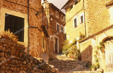 Das Bauerndorf Deia oder Deya mit den alten traditionellen Steinhaeusern im Februar 2005 im nord-westen der Insel Mallorca einer der Balearen Inseln im Mittelmeer.  