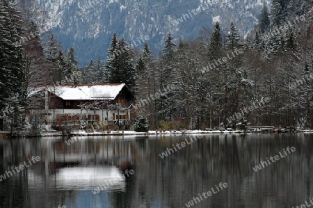 Idylle am winterlichen Bergsee