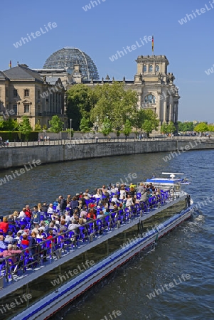 Fahrgastschiff auf der Spree im Regierungsviertel, Reichtagsgebaeude, Berlin, Deutschland, Europa 