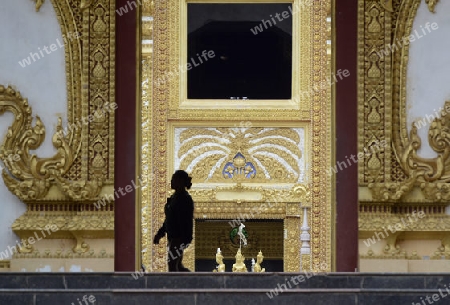 Der Grosse Tempel oder Chedi Phra Maha Chedi Chai Mongkhon auf einem Huegel bei Roi Et in der Provinz Roi Et nordwestlich von Ubon Ratchathani im nordosten von Thailand in Suedostasien.