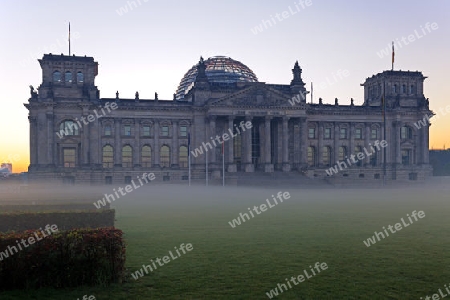 Reichstag in Berlin bei Sonnenaufgang und Bodennebel im Gegenlicht., Berlin, Deutschland, Europa, oeffentlicherGrund