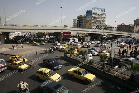 Der Autoverkehr mit Stau in der Hauptstadt von Syrien und Grossstadt von Damaskus in der uebersicht, Syrien 