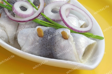 Rollmops mit K?chenzutaten in einer Porzellanschale