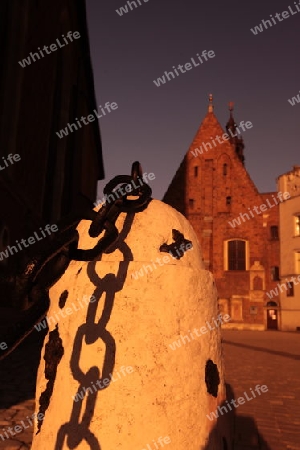 Abendlicht bei der Marienkirche am Rynek Glowny Platz in der Altstadt von Krakau im sueden von Polen.