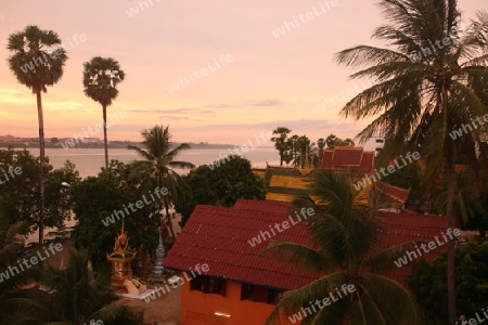 Die Landschaft des Grenzfluss Mekong River in Stadt Tha Khaek in zentral Laos an der Grenze zu Thailand in Suedostasien.