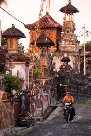 Asien, Suedost, Indonesien, Bali, Nusa Lembongan, Insel, Lembongan, Dorf, Hauptort, Architektur, Gasse, Strasse, Tempel, Kultur, Tradition, Alltag,    (Urs Flueeler) 