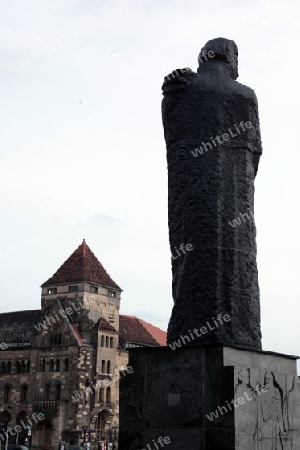 Das Denkmal am Plac Mickiewicza Platz im Zentrum von Poznan im westen von Polen.