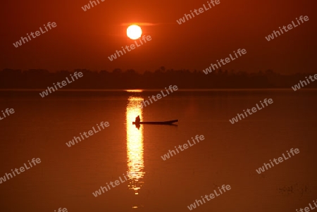 Ein Fischer auf dem See in Amnat Charoen im Isan im osten von Thailand,