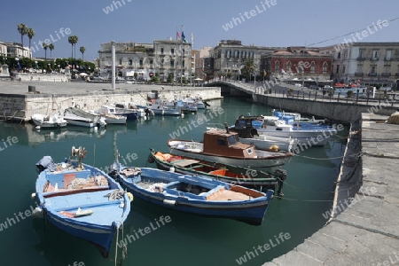 EUROPA, ITALIEN, SIZILIEN, OSTKUEST, SIRACUSA, ORTIAGA, INSEL, ALTSTADT, ZENTRUM, BEI DER PONTE NUOVO, PALAST, PALAZZO,  ARCHITEKTUR, DARSENA, KANAL, BOOT, FISCHERHAFEN, BISCHERBOOT,    (URS FLUEELER)