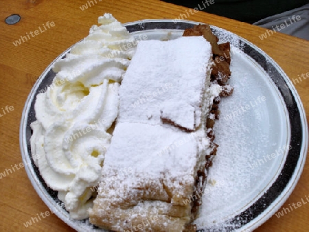 Apfelstrudel mit Schlagsahne