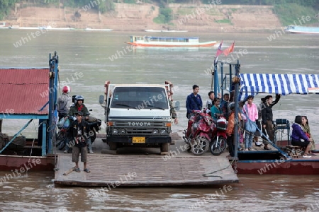 Ein Schiff auf dem Mekong River bei Luang Prabang in Zentrallaos von Laos in Suedostasien.