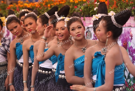 Eine traditionelle Tanz Gruppe zeigt sich an der Festparade beim Bun Bang Fai oder Rocket Festival in Yasothon im Isan im Nordosten von Thailand. 