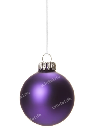 violette Christbaumkugeln isoliert h?ngend mit wei?em Hintergrund