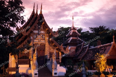 Die Architektur des Wat Chedi Luang Tempel in Chiang Mai im Norden von Thailand.